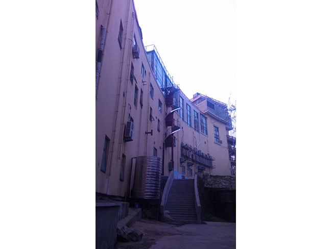 消防旋轉樓梯緊張施工中